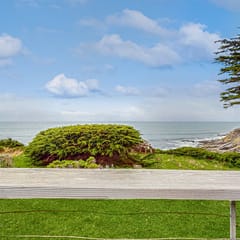 Brammer's Bluff - Oceanfront home with hot tub & garden near the bluffs, dogs welcome