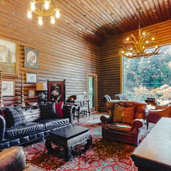 Antler River Lodge - Guerneville Dog-Friendly Riverfront Lodge with Hot Tub