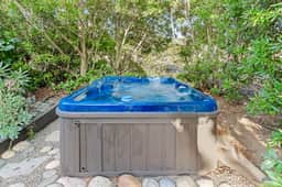 Mini Me on the Coast - Meadow cottage with private hot tub 450 feet from the Pacific ocean - Image 4