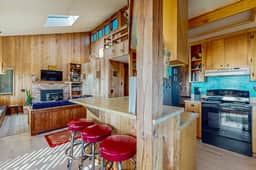 Clemons' Cottage - Ocean-view meadow home with deck & grill near Black Point, dogs welcome - Image 5