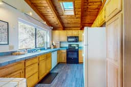 The Bobcat House - Forested retreat with private hot tub, dogs welcome - Image 4