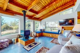 The Bobcat House - Forested retreat with private hot tub, dogs welcome - Image 2
