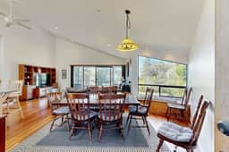 Footloose - Hillside home with private hot tub near the golf course, dogs welcome - Image 2
