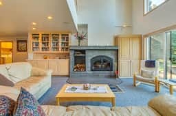 Webb House - Oceanfront home with private hot tub near Black Point - Image 3