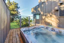 Webb House - Oceanfront home with private hot tub near Black Point - Image 4