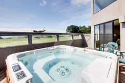 Levy Retreat - Blufftop retreat with private hot tub & EV charger - Image 3