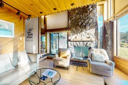 Vista Grande - Obie Bowman-designed home with private hot tub near Black Point - Image 5