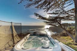 Oceanfront Dream Hideaway and Retreat - Blufftop home with hot tub & forever oceanfront views & private cottage - Image 3