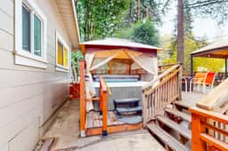 River Paradise - Guerneville Dog-Friendly Redwood Retreat with Hot Tub & Pool - Image 4