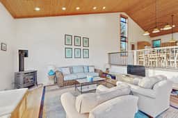Del Mar Meadow - Meadow home with hot tub & trail access, dogs welcome - Image 4