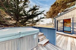 Bowsprit Retreat - Oceanfront Sea Ranch home with hot tub & deck, dogs welcome - Image 3