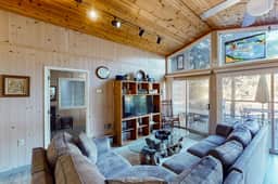Villa Eileen - Guerneville Dog-Friendly Riverfront Cabin with Outdoor Kitchen - Image 3