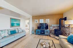 The Lookout Point - Oceanfront home with fireplace & private hot tub - close to town - Image 3
