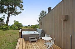 Green Vale Getaway - Don Jacobs-designed home with private hot tub near Shell Beach - Image 2