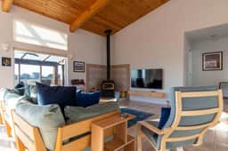 Elizabeth Dane - Ocean-view blufftop home with courtyard on the meadow, dogs welcome - Image 3