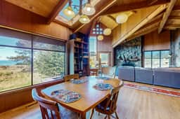 Meyer Getaway - Spacious home with outstanding ocean views near Black Point Beach - Image 5
