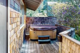 Meyer Getaway - Spacious home with outstanding ocean views near Black Point Beach - Image 4