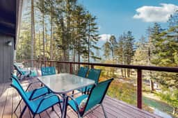 Sea Raven - Updated coastal home with ocean views, gas grill, private deck-surrounded by redwoods - Image 3