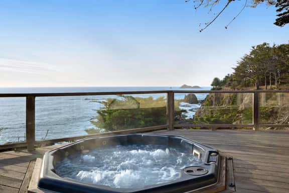 The Cliff House - Oceanfront home with private hot tub and views - Image 1