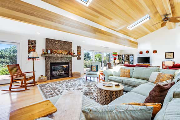 Voyagers Paradise - Ocean View Home with Private Hot Tub, Deck & Fireplace - Walk to Cooks Beach - Image 1