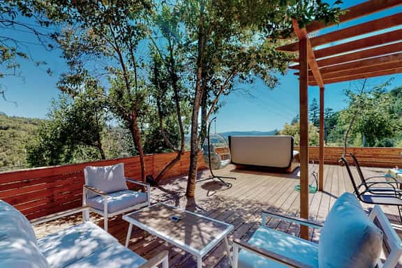 Rooster Cottage - Furnished Monthly Rental in Healdsburg, 2BR with Hot Tub - Image 1