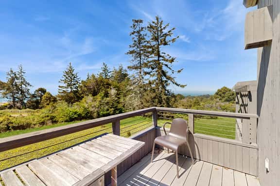 Footloose - Hillside home with private hot tub near the golf course, dogs welcome - Image 1
