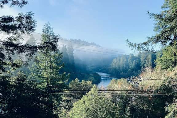 Monte Rio Vista Lodge - Dog-Friendly Russian River View Retreat with Hot Tub - Image 1