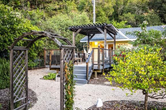 Cloverdale Creekside Retreat - Cloverdale Dog-Friendly Riverfront Cottage with Deck - Image 1