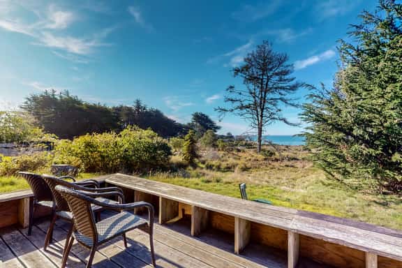 Meyer Getaway - Spacious home with outstanding ocean views near Black Point Beach - Image 1