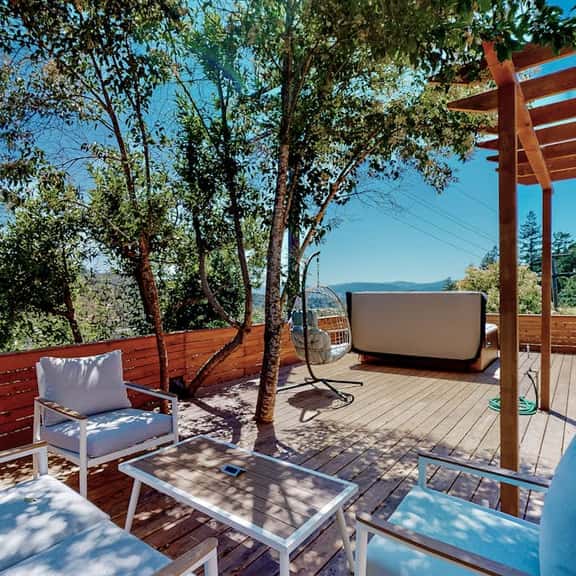 Rooster Cottage - Furnished Monthly Rental in Healdsburg, 2BR with Hot Tub - Image 1