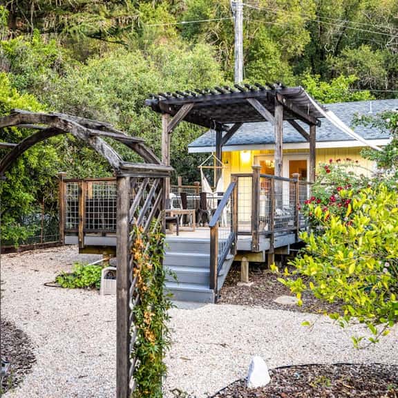Cloverdale Creekside Retreat - Cloverdale Dog-Friendly Riverfront Cottage with Deck - Image 1