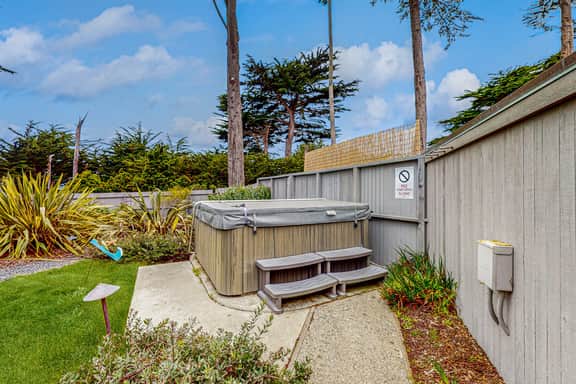 Brammer's Bluff - Oceanfront home with hot tub & garden near the bluffs, dogs welcome - Image 5