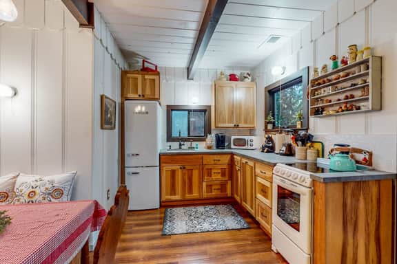The Lazy Bear - Forestville Dog-Friendly Forest Cabin with Hot Tub - Image 4