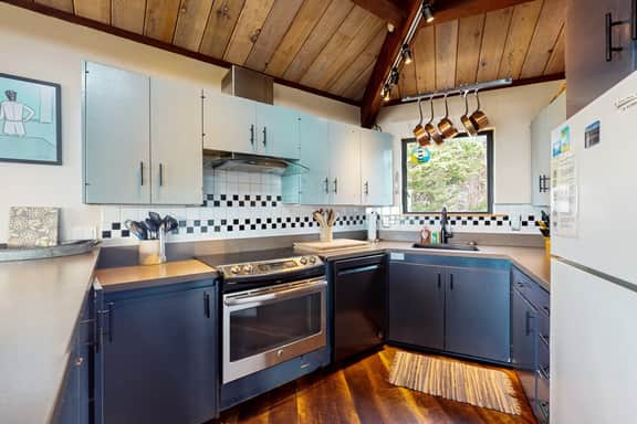 Seas the Day - Newly remodeled hexagon home with hot tub, dogs welcome - Image 3