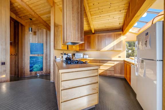 Samson Getaway - Ocean-view meadow home with hot tub near Walk On Beach, dogs welcome - Image 5