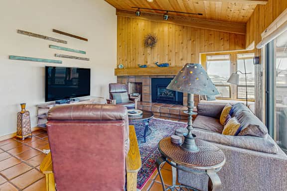 Windrow Retreat - Newly remodeled ocean-view home with private hot tub & fireplace - Image 4