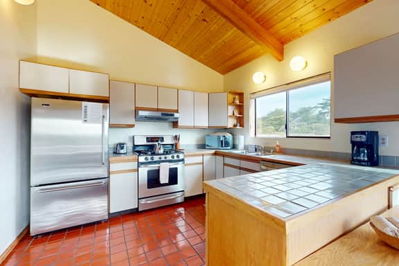 Whispering Wave - Dog-friendly home with ocean & golf views - Image 3