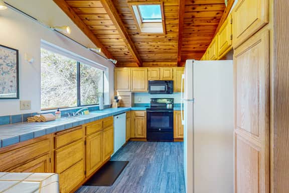 The Bobcat House - Forested retreat with private hot tub, dogs welcome - Image 4