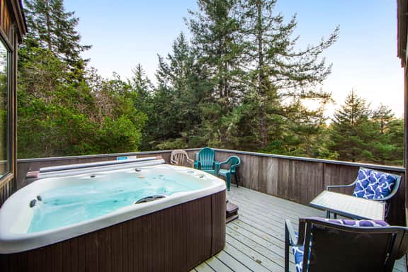 The Bobcat House - Forested retreat with private hot tub, dogs welcome - Image 3