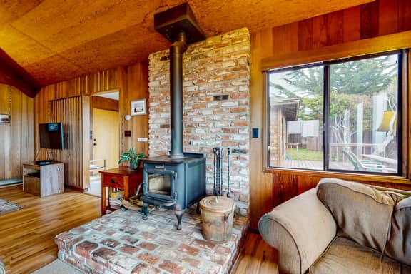 Comstock Retreat - Blufftop home with fireplace & ocean views, dogs welcome - Image 5