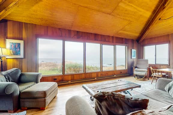 Comstock Retreat - Blufftop home with fireplace & ocean views, dogs welcome - Image 3