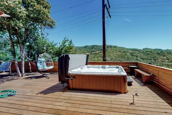 Rooster Cottage - Furnished Monthly Rental in Healdsburg, 2BR with Hot Tub - Image 4