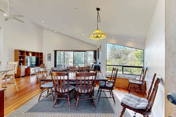 Footloose - Hillside home with private hot tub near the golf course, dogs welcome - Image 2