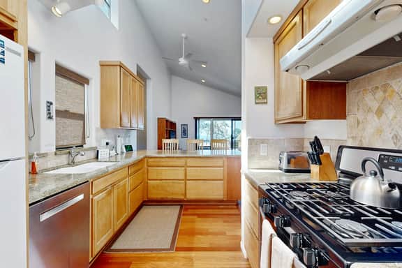 Footloose - Hillside home with private hot tub near the golf course, dogs welcome - Image 3