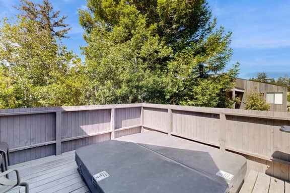 Footloose - Hillside home with private hot tub near the golf course, dogs welcome - Image 4