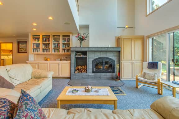 Webb House - Oceanfront home with private hot tub near Black Point - Image 3