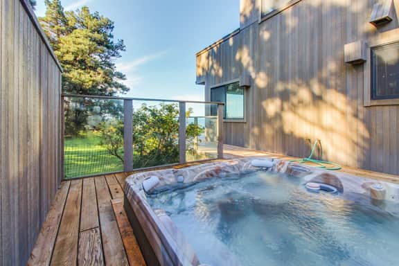 Webb House - Oceanfront home with private hot tub near Black Point - Image 4