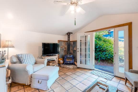 Vineyard Cottage - Guerneville Dog-Friendly Redwood Retreat with Wood Stove - Image 2