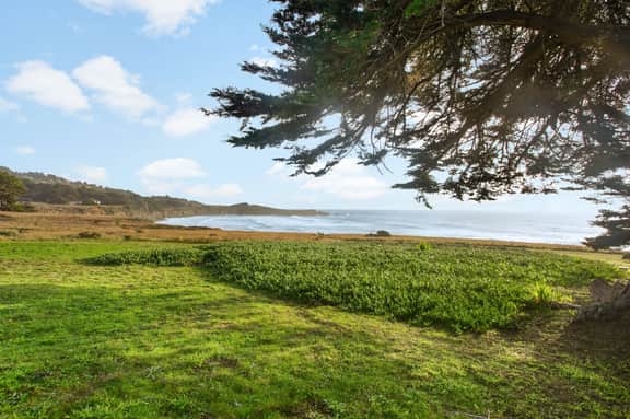Curtis-Moulton Retreat - Oceanfront home with fireplace near Black Point Beach, dogs welcome - Image 3