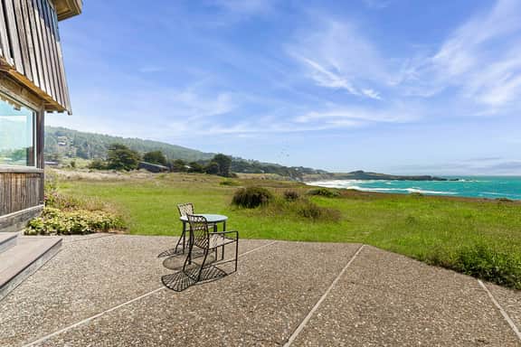 Curtis-Moulton Retreat - Oceanfront home with fireplace near Black Point Beach, dogs welcome - Image 4